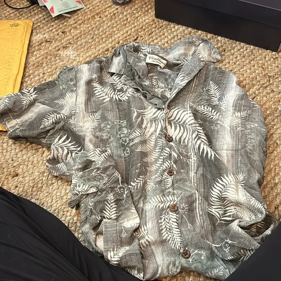 Hawaiian shirt and bucket hat - Picture 2 of 3